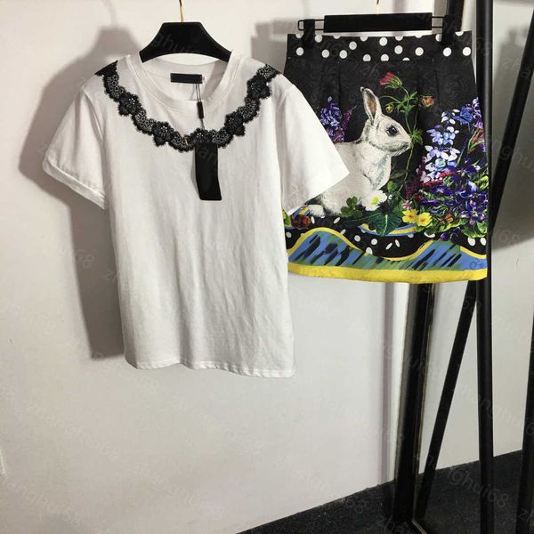 23ss womens designer clothing skirt set lace stitching cotton short sleeve t-shirt rabbit print high waist short half skirt sets womens clot, White
23ss womens designer clothing skirt set lace stitching cotton short sleeve t-shirt rabbit print high waist short half skirt sets womens clot, White