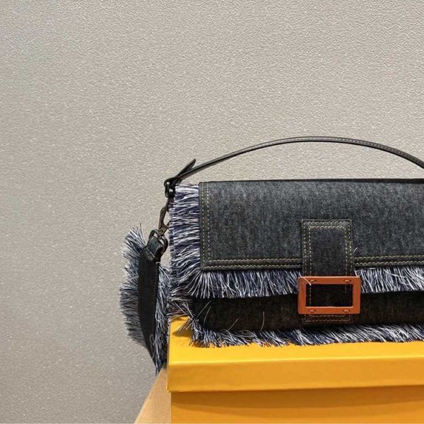 autumn and winter 22 new denim french stick bag tassel shoulder cross body portable splicing armpit small square bag flap mailman bag 230519
autumn and winter 22 new denim french stick bag tassel shoulder cross body portable splicing armpit small square bag flap mailman bag 230519