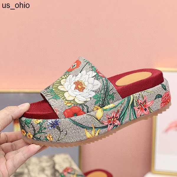 slippers 2020 fashion new designer women sandals luxury gear bottoms striped nonslip summer red strawberry slippers fashio j230520, Black
slippers 2020 fashion new designer women sandals luxury gear bottoms striped nonslip summer red strawberry slippers fashio j230520, Black