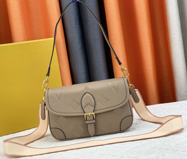 designer women shoulder bags luxury diane handbags embossed flowers letter empreinte crossbody bag quality leather ladies underarm pouch fas
designer women shoulder bags luxury diane handbags embossed flowers letter empreinte crossbody bag quality leather ladies underarm pouch fas