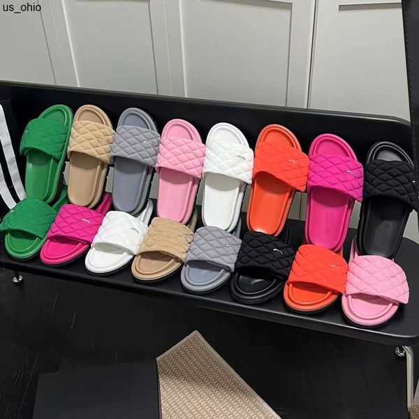 slippers designer slippers pool pillow comforts slides women mule sandal platform suede quilted smooth checkered rubber slipper j230520, Black
slippers designer slippers pool pillow comforts slides women mule sandal platform suede quilted smooth checkered rubber slipper j230520, Black