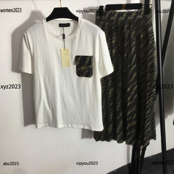 designer dresses for woman size s-xl chest pocket pure cotton short sleeves and letter printed high waisted pleated skirt may18, White
designer dresses for woman size s-xl chest pocket pure cotton short sleeves and letter printed high waisted pleated skirt may18, White