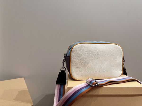 fashionable carriage logo single shoulder bag camera bag genuine leather color shoulder strap women's large capacity zipper opening cla
fashionable carriage logo single shoulder bag camera bag genuine leather color shoulder strap women's large capacity zipper opening cla