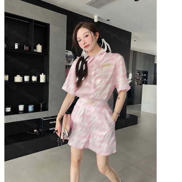 23ss womens designer clothing women set shirt set lapel full letter print drawstring waist closed short sleeve shirt elastic waist shorts se, White
23ss womens designer clothing women set shirt set lapel full letter print drawstring waist closed short sleeve shirt elastic waist shorts se, White