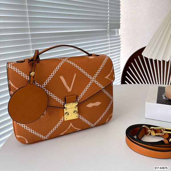 women designer messenger bag tote two-tone stripe old flower gold metal hardware removable leather strap zipper pocket with handle crossbody
women designer messenger bag tote two-tone stripe old flower gold metal hardware removable leather strap zipper pocket with handle crossbody