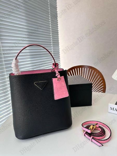 panier bucket bag iconic brand triangle logo saffiano leather handle handbag designer luxury shoulder bag women cross body
panier bucket bag iconic brand triangle logo saffiano leather handle handbag designer luxury shoulder bag women cross body