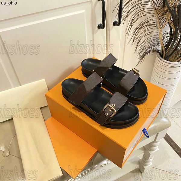 slippers bom dia flat mule designer women slipper two strap sandal slide patent monograms canvas comfort pool summber shoes 1a3r5k j230520, Black
slippers bom dia flat mule designer women slipper two strap sandal slide patent monograms canvas comfort pool summber shoes 1a3r5k j230520, Black