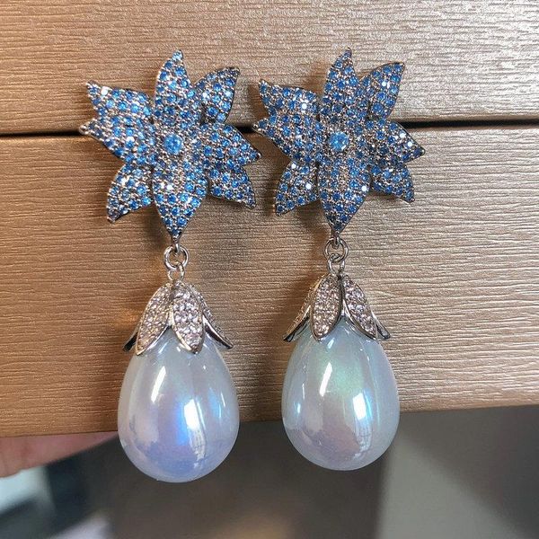 huggie bilincolor blue cubic zirconia luxury flower dangling drop earring for women, Golden;silver
huggie bilincolor blue cubic zirconia luxury flower dangling drop earring for women, Golden;silver