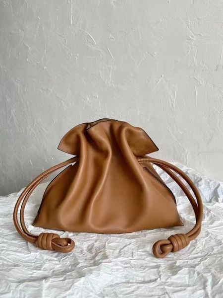 2023 real cowhide canvas bags retro saddle purse classic neo vintage designer handbags lady clutch
2023 real cowhide canvas bags retro saddle purse classic neo vintage designer handbags lady clutch