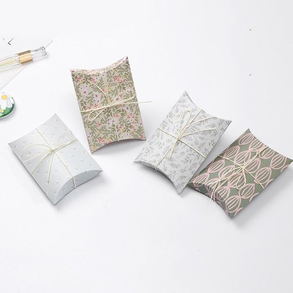 boxes 50pcs/lot small flower pillow box ribbon bow present pouch kraft paper candy box wedding favors gift box christmas party supply, Black;white
boxes 50pcs/lot small flower pillow box ribbon bow present pouch kraft paper candy box wedding favors gift box christmas party supply, Black;white