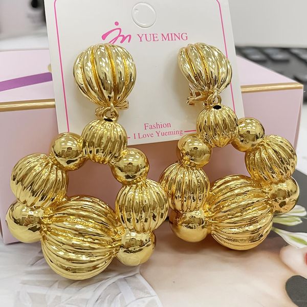 huggie wedding fashion classic drop women trendy gold plated earrings women fashion brass girls hoops chunky small daily wear party, Golden;silver
huggie wedding fashion classic drop women trendy gold plated earrings women fashion brass girls hoops chunky small daily wear party, Golden;silver