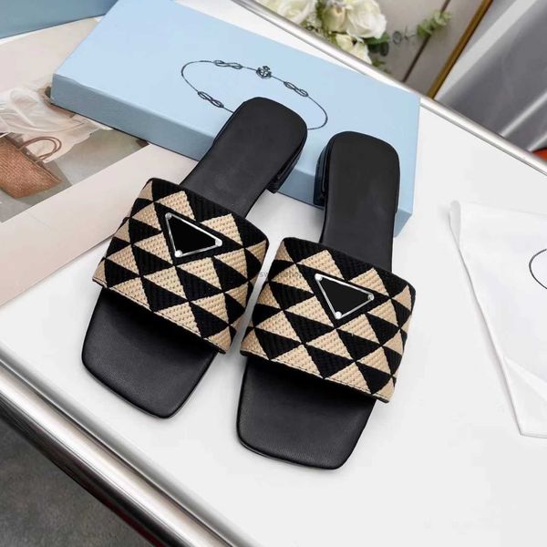 2023 luxury woman embroidered fabric slides slippers black beige multicolor embroidery mules womens home flip flops casual sandals summer le
2023 luxury woman embroidered fabric slides slippers black beige multicolor embroidery mules womens home flip flops casual sandals summer le