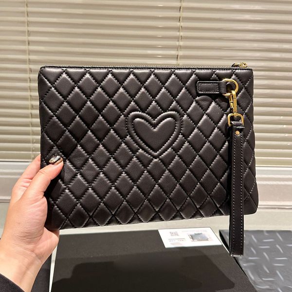 women designer clutch bags quilted lambskin leather heart pattern gold metal hardware large capacity luxury zipper handbag diamond lattice o 
women designer clutch bags quilted lambskin leather heart pattern gold metal hardware large capacity luxury zipper handbag diamond lattice o