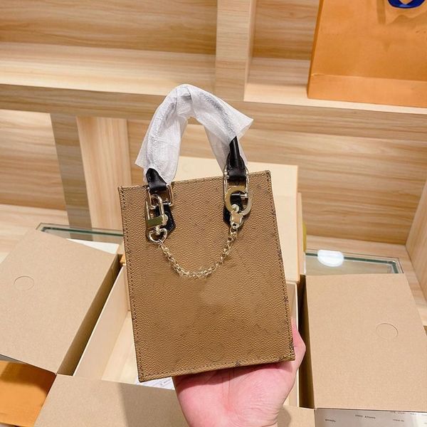 2023 mobile phone bag chain shoulder bags purse plain printed letters cowhide genuine leather handle women handbag open rectangle brown, Black;red
2023 mobile phone bag chain shoulder bags purse plain printed letters cowhide genuine leather handle women handbag open rectangle brown, Black;red