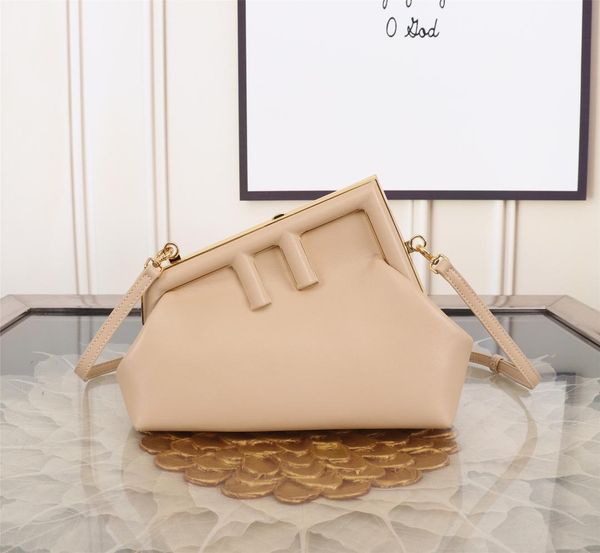 designer kim joness clip bag cloud bags handheld shoulder bag metal edging large logo lock buckle elegant with coolness three sizes
designer kim joness clip bag cloud bags handheld shoulder bag metal edging large logo lock buckle elegant with coolness three sizes