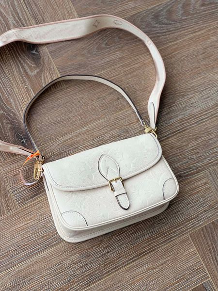 2023 new women's brand name leather baguette bag embossed crossbody bag wide shoulder strap shoulder bag portable fashion joker postman
2023 new women's brand name leather baguette bag embossed crossbody bag wide shoulder strap shoulder bag portable fashion joker postman