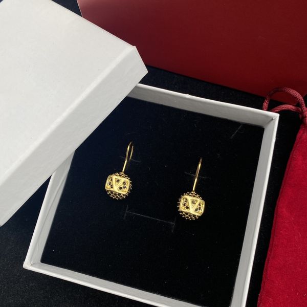 2023 earrings designer for women stud luxury gold heart shape pearl crystal gold double v letter 925s silver jewelry classic a3326, Golden;silver
2023 earrings designer for women stud luxury gold heart shape pearl crystal gold double v letter 925s silver jewelry classic a3326, Golden;silver