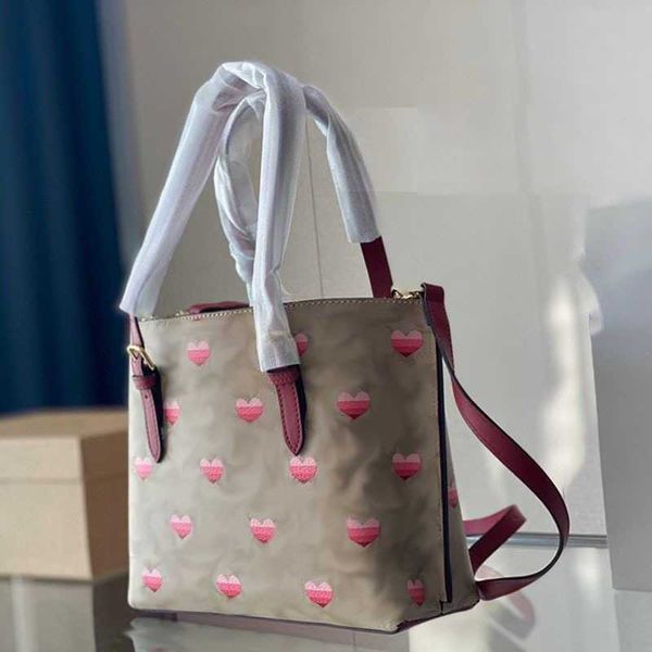 totes coabag womens designer bag luxury handbag love heart pattern leather shopper bags large shoulder crossbody purse 230318
totes coabag womens designer bag luxury handbag love heart pattern leather shopper bags large shoulder crossbody purse 230318