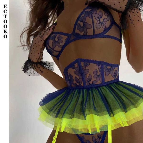 2022 new color matching small skirt lingerie three-piece set with leg rings without stockings, Red;black
2022 new color matching small skirt lingerie three-piece set with leg rings without stockings, Red;black