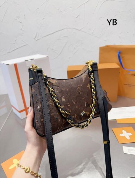 fashion brand design croissant, women's messenger luxury designer chain lock buckled crossbody bag purse size 27x14cm
fashion brand design croissant, women's messenger luxury designer chain lock buckled crossbody bag purse size 27x14cm