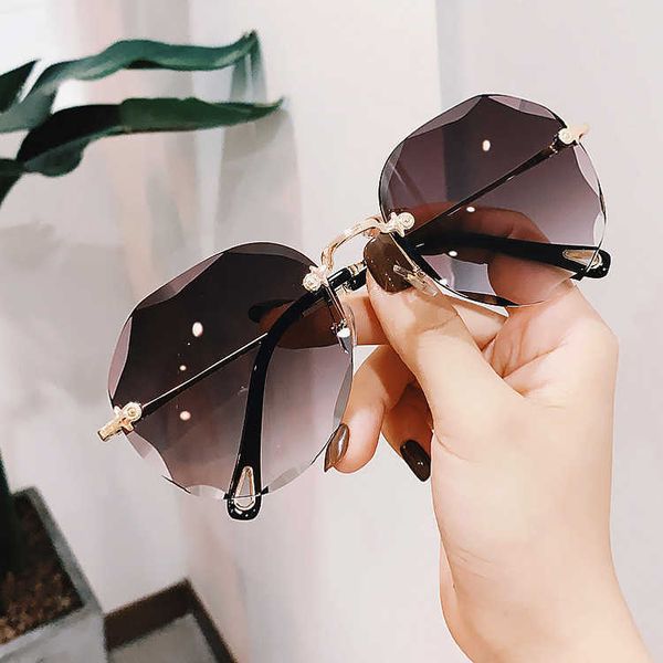 fashionable frameless cut round sunglasses 2020 new tiktok red personality wave gradually changing color glasses shaking voice mirror., White;black
fashionable frameless cut round sunglasses 2020 new tiktok red personality wave gradually changing color glasses shaking voice mirror., White;black