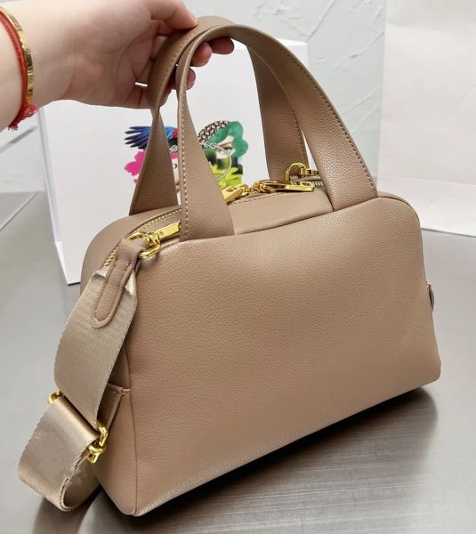 classic new shoulder belt messenger bag elegant high-end atmosphere luxury simple luxury portable large capacity matching gift box
classic new shoulder belt messenger bag elegant high-end atmosphere luxury simple luxury portable large capacity matching gift box