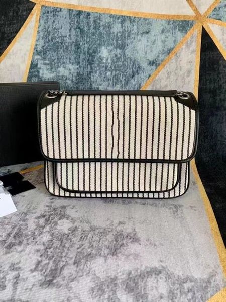 2023 women's classic leather messenger bags heart pattern designer women bags gold chains purse bags
2023 women's classic leather messenger bags heart pattern designer women bags gold chains purse bags