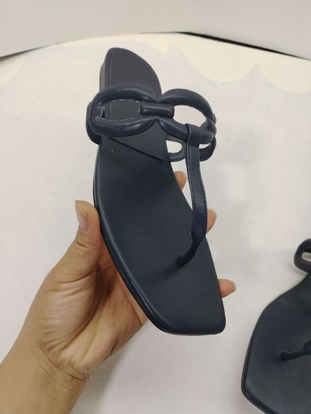 2023 fashion designer beach shoes valentinoity luxury women's classic flat sandals summer slide leather flip flop slippers h1031
2023 fashion designer beach shoes valentinoity luxury women's classic flat sandals summer slide leather flip flop slippers h1031
