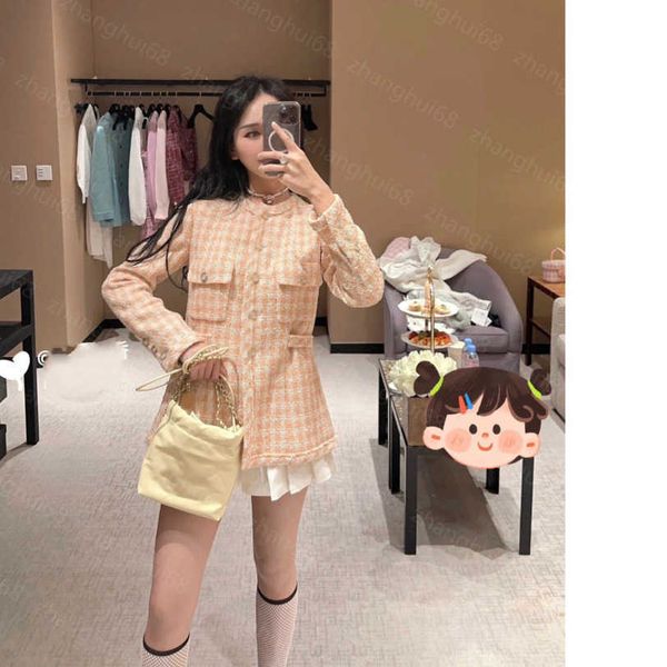 23ss womens jacket womens designer clothing classic flip double pocket lace-up waist tucked plaid long-sleeved coat women clothes a1, Black;brown
23ss womens jacket womens designer clothing classic flip double pocket lace-up waist tucked plaid long-sleeved coat women clothes a1, Black;brown