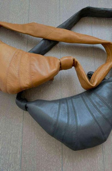lemaire ox horn bag sheep skin kesong oblique cross dumpling leather armpit method stick hidemi chest waist 2205183064595
lemaire ox horn bag sheep skin kesong oblique cross dumpling leather armpit method stick hidemi chest waist 2205183064595