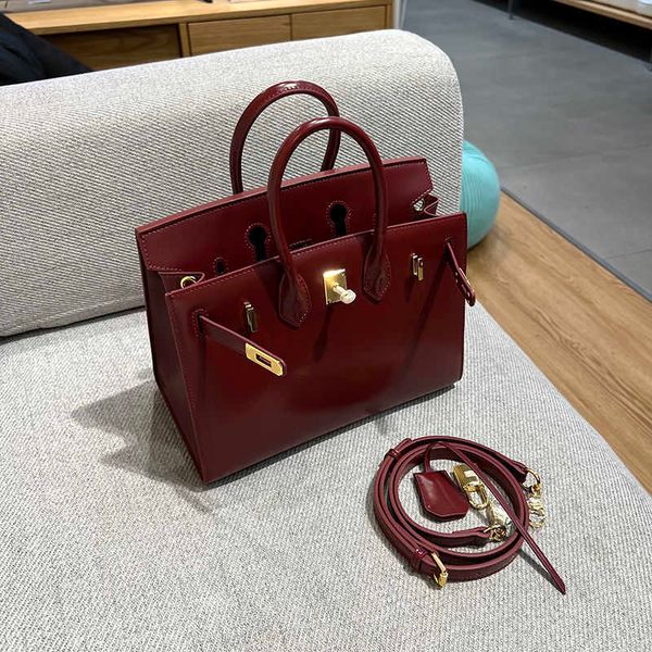 luxury tote bag original bags externally sewn box leather bag high-end leather handbag glossy cowhide single shoulder crossbody bag fashiona
luxury tote bag original bags externally sewn box leather bag high-end leather handbag glossy cowhide single shoulder crossbody bag fashiona