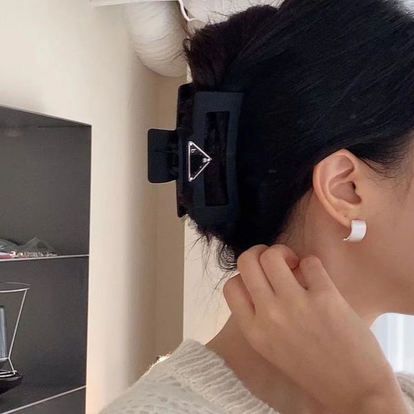 luxury barrettes designer womens girls triangle p-letter hairpin high-quality brand classic versatile leisure hairclips fashion black shark, Silver
luxury barrettes designer womens girls triangle p-letter hairpin high-quality brand classic versatile leisure hairclips fashion black shark, Silver