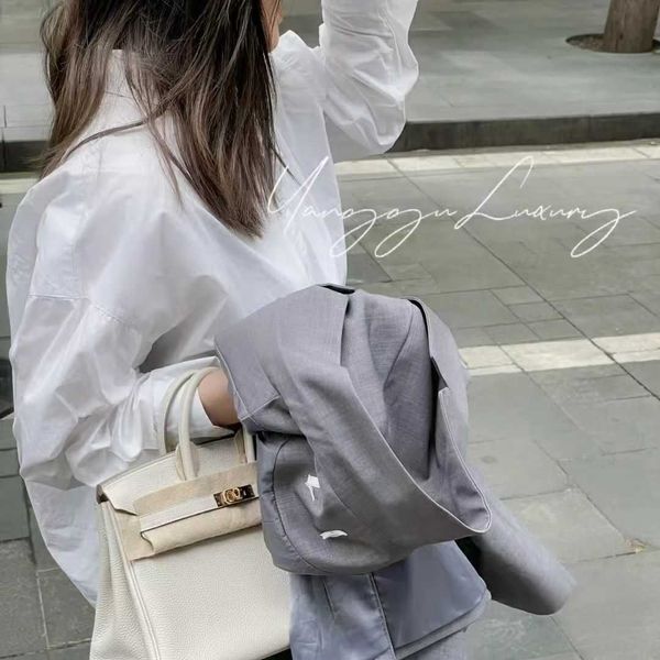 fashion h ermss bags new style layer cowhide women's bag with pattern sewn inside gold buckle genuine leather fashionable handbag cowhi
fashion h ermss bags new style layer cowhide women's bag with pattern sewn inside gold buckle genuine leather fashionable handbag cowhi