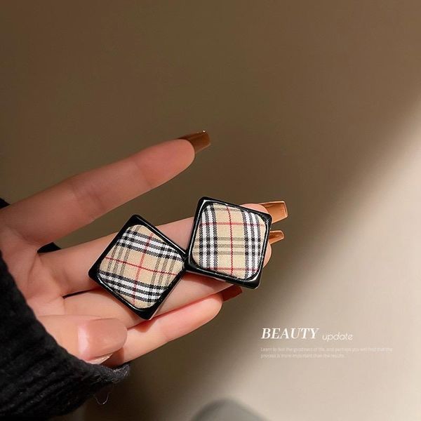 huggie 925 silver needle cloth art square earring retro pattern design earring personality simple temperament, Golden;silver
huggie 925 silver needle cloth art square earring retro pattern design earring personality simple temperament, Golden;silver