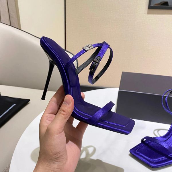 Silk fabric classic stiletto sandals women's banquet evening dress wedding belt exquisite packaging size 35-42, Red
Silk fabric classic stiletto sandals women's banquet evening dress wedding belt exquisite packaging size 35-42, Red