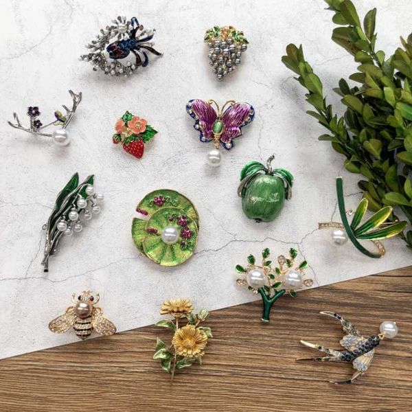 pins brooches retro women's classic bird leaf pearl enamel brooch fashion exquisite animal coat set office badge brooch g220523, Gray
pins brooches retro women's classic bird leaf pearl enamel brooch fashion exquisite animal coat set office badge brooch g220523, Gray
