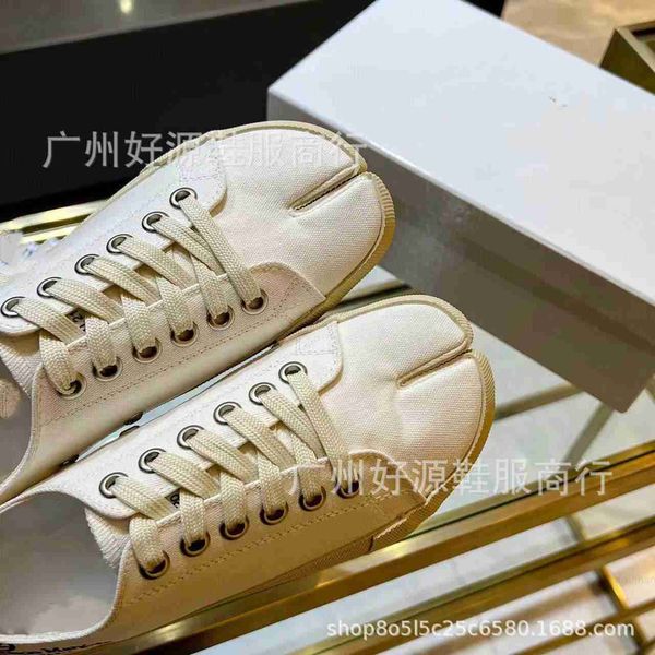 guangzhou 2022 pig feet m joker canvas lace up board shoes for men and women's couples split toe socks
guangzhou 2022 pig feet m joker canvas lace up board shoes for men and women's couples split toe socks