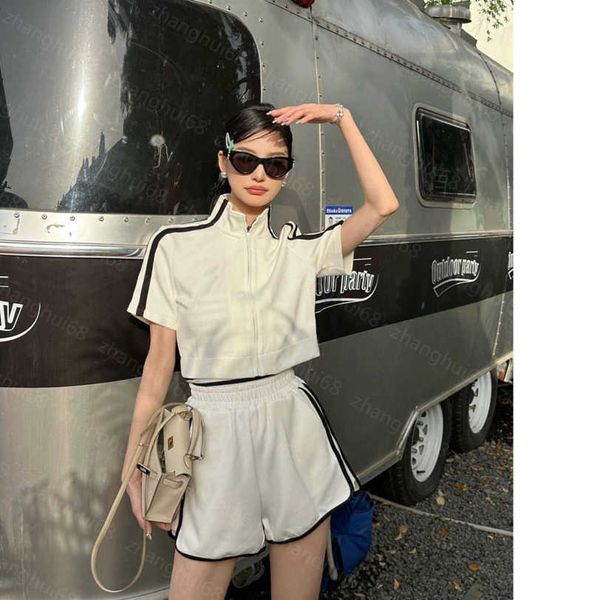 23ss womens designer clothing casual suit women shorts sets splicing color contrast stand collar small short elastic waist casual shorts set, White
23ss womens designer clothing casual suit women shorts sets splicing color contrast stand collar small short elastic waist casual shorts set, White