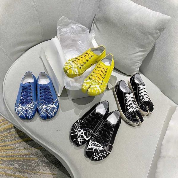 mm6 splash-ink canvas split toe black sports casual versatile board tabi ninja pig's hoof shoes
mm6 splash-ink canvas split toe black sports casual versatile board tabi ninja pig's hoof shoes