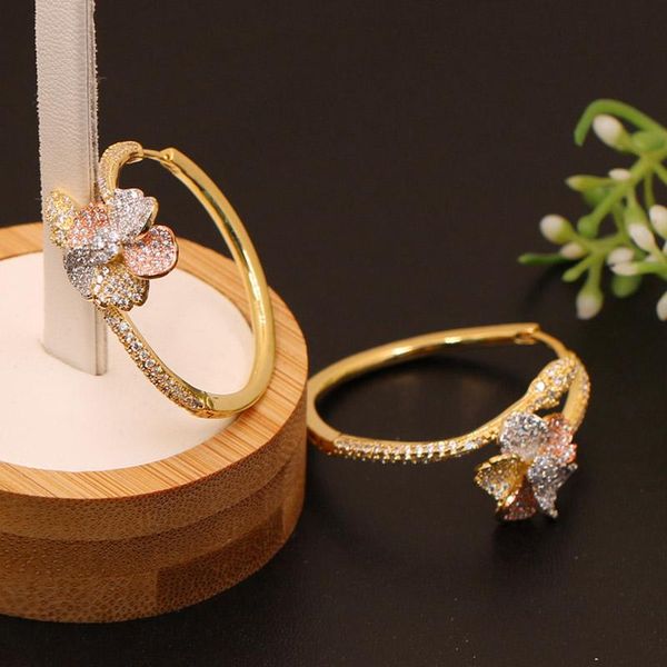 huggie vanifin fashion jewelry graceful flowers hoop earrings micro paved for woman wedding engagement luxury bridal earring gift, Golden;silver
huggie vanifin fashion jewelry graceful flowers hoop earrings micro paved for woman wedding engagement luxury bridal earring gift, Golden;silver