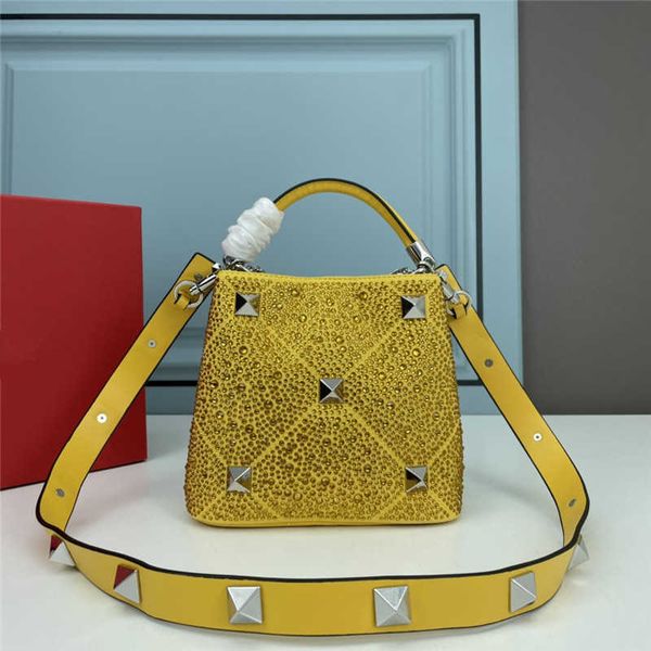 valantion bag portable bag beach women rivet crossbody bags luxurys bucket designer handbags leather fashionable large capacity diamond hand
valantion bag portable bag beach women rivet crossbody bags luxurys bucket designer handbags leather fashionable large capacity diamond hand