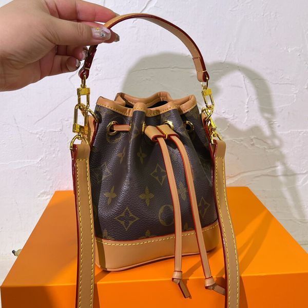 fashion mini luxury designer duffel bag women bag luxury bucket bag small size single shoulder bag
fashion mini luxury designer duffel bag women bag luxury bucket bag small size single shoulder bag