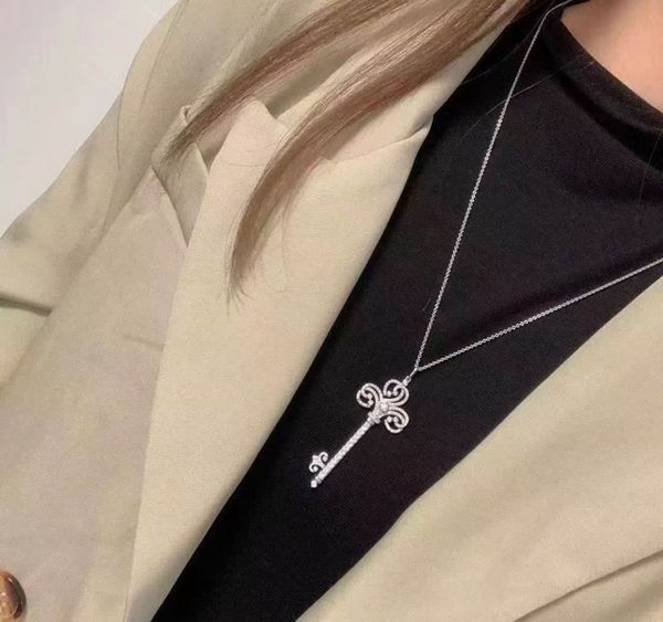 2023 lovely cute pendant necklaces long thin silver stainless steel diamonds crystal key women necklace with blue dust bag and box
2023 lovely cute pendant necklaces long thin silver stainless steel diamonds crystal key women necklace with blue dust bag and box