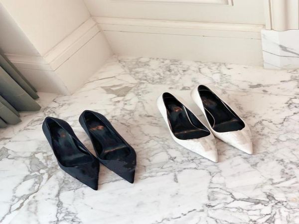 foam runner 2021 spring and autumn pointed diamond sandals decorated highheeled stilettos silk satin fabric shallow mouth single 4015833, Black
foam runner 2021 spring and autumn pointed diamond sandals decorated highheeled stilettos silk satin fabric shallow mouth single 4015833, Black
