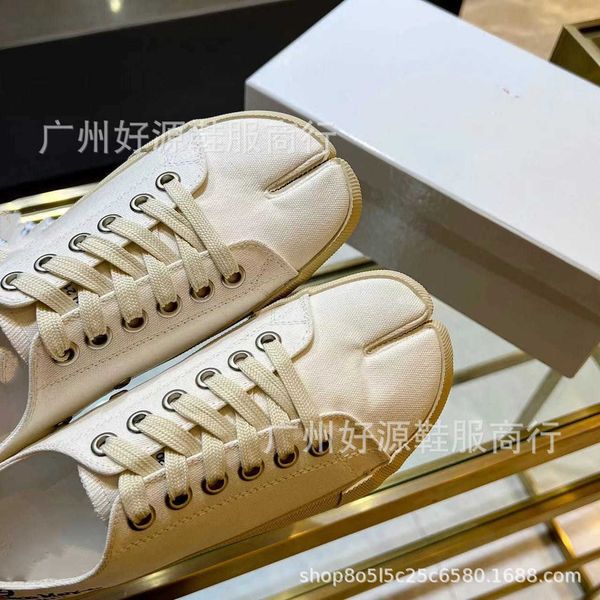 guangzhou 2022 pig feet m joker canvas lace up board shoes for men and women's couples split toe socks
guangzhou 2022 pig feet m joker canvas lace up board shoes for men and women's couples split toe socks