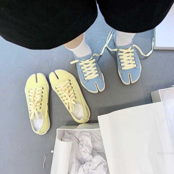 couples' canvas lace up split toe sports leisure asigo net red same style pig and horseshoe flat bottom women's shoes
couples' canvas lace up split toe sports leisure asigo net red same style pig and horseshoe flat bottom women's shoes