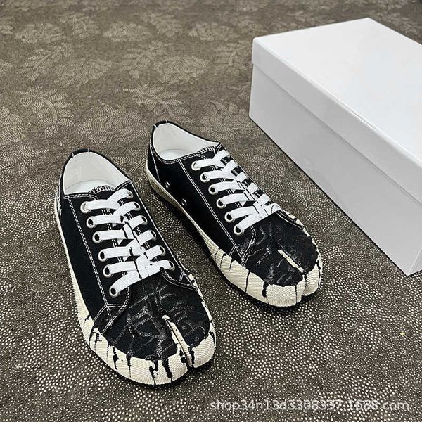 m6 magilla split toe canvas shoes for women spring/summer new couple's tabi low men's graffiti casual sports shoe trend
m6 magilla split toe canvas shoes for women spring/summer new couple's tabi low men's graffiti casual sports shoe trend