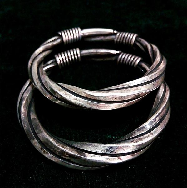 bangle sell new 100% handmade miao silver traditional old craft writhing bracelet for men and women bangle, Black
bangle sell new 100% handmade miao silver traditional old craft writhing bracelet for men and women bangle, Black
