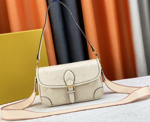 designer women shoulder bags luxury diane handbags embossed flowers letters empreinte crossbody bag quality leather ladies underarm pouch fa
designer women shoulder bags luxury diane handbags embossed flowers letters empreinte crossbody bag quality leather ladies underarm pouch fa