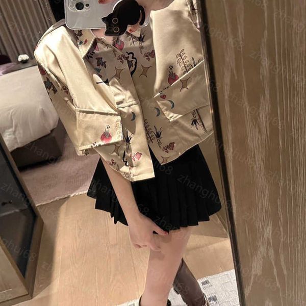 23ss women shirt high neck blouse womens designer clothing lapel new short sleeve shirt coat with floral print tooling pocket women clothes, White
23ss women shirt high neck blouse womens designer clothing lapel new short sleeve shirt coat with floral print tooling pocket women clothes, White